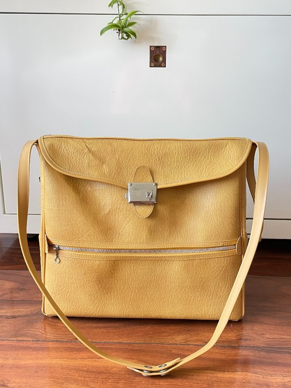 Ventura Vintage 60s Carry On Luggage YELLOW over the shoulder cross body w/key